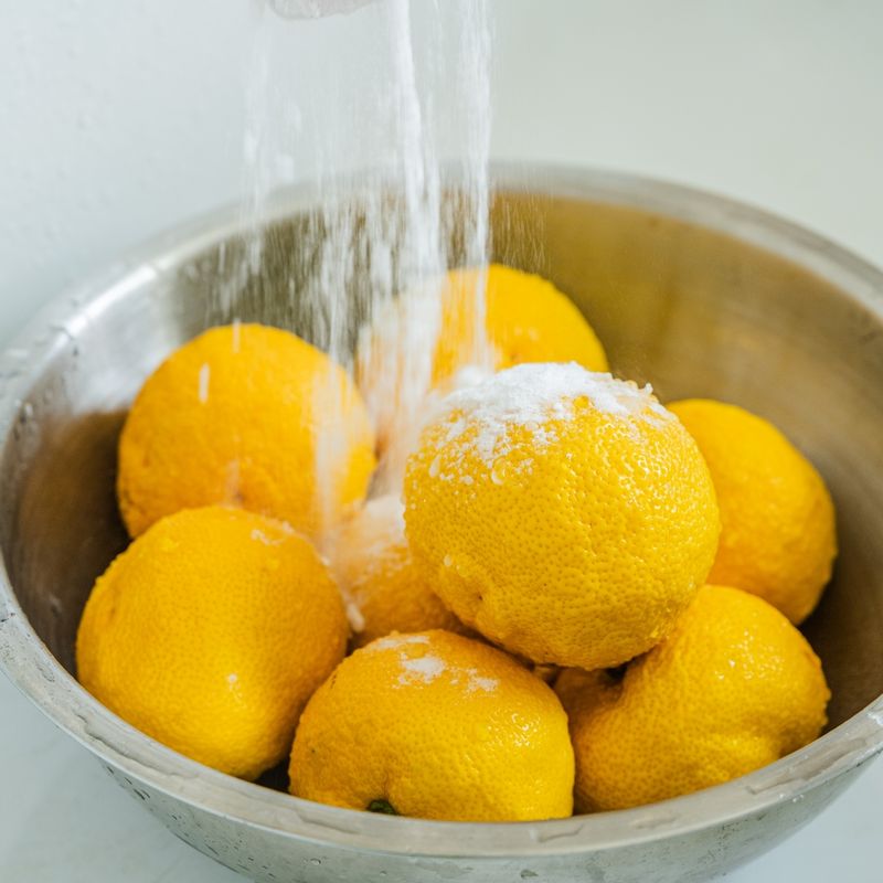 柚子はきれいに洗ってベーキングソーダでこすって皮の油分を取り除いたら水気を拭き取ってくださいね。