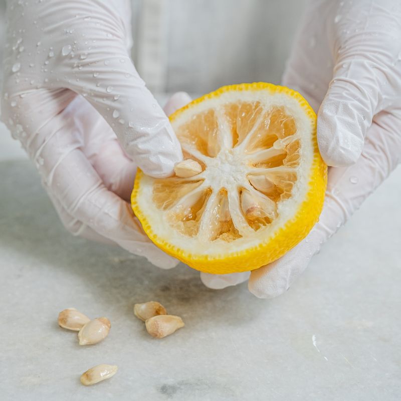 ヘタを取り半分に切って種を取り除いたら皮と果肉を薄くスライスしてください。