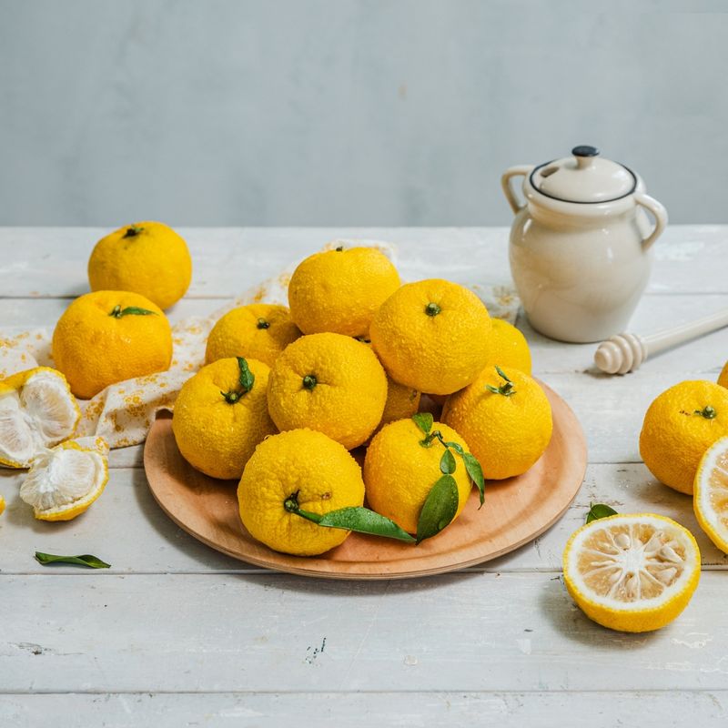 ユジャチョンを作るための材料イメージで、柚子、砂糖、ベーキングソーダなどで構成されています。