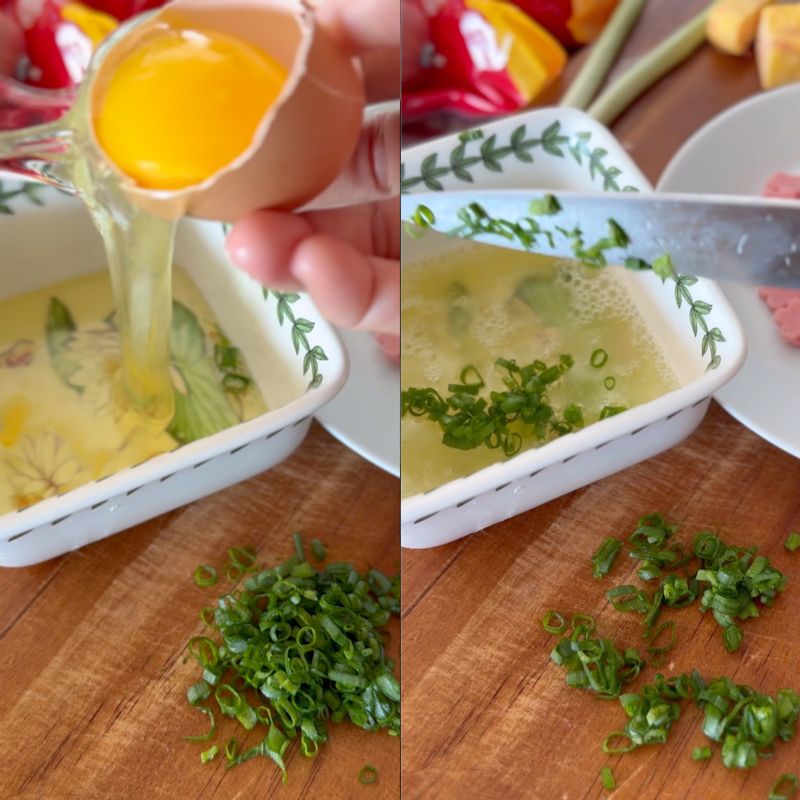 卵の黄身と白身を分け、白身だけをボウルに入れ、小口切りにした万能ねぎと一緒に混ぜ合わせます。